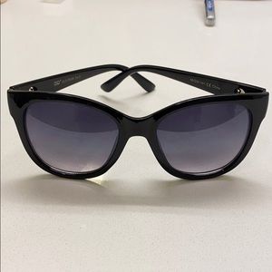 GLO Women’s Black Sunglasses